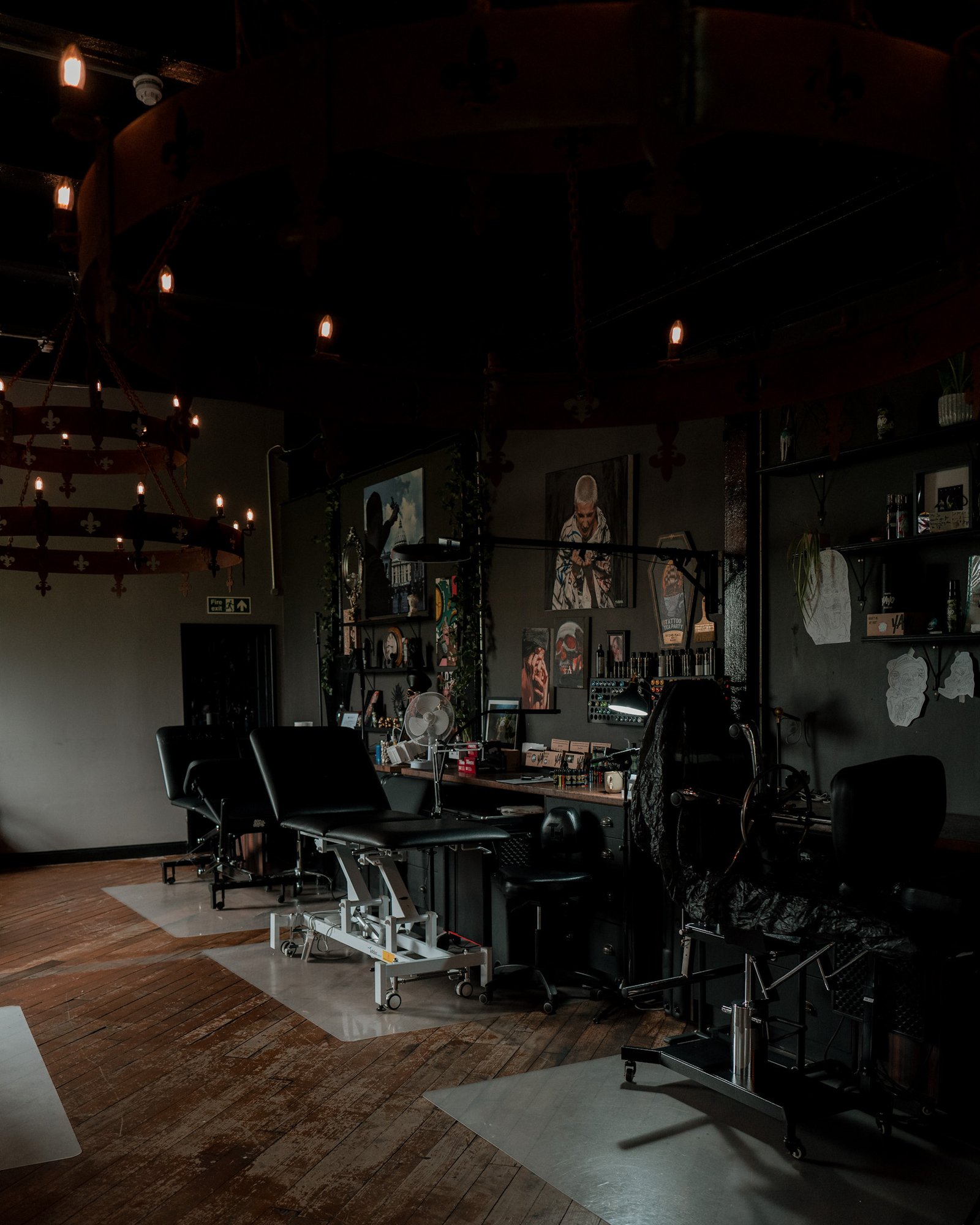 Cosy tattoo studio North Of Winter with dime light and a huge chandelier